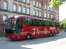 Unser Bus vor der Friedrichschule